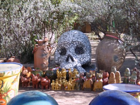 [large skull statue in Tubac]
