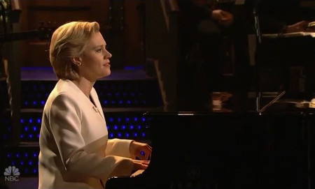 [image of Kathryn McKinnon Berthold in the rôle of Hillary Rodham Clinton, singing 'Hallelujah']